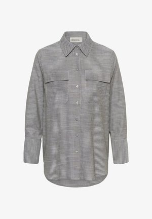 Camisa gris de manga larga con botones, rayas verticales blancas, dos bolsillos en el pecho con solapas y cuello puntiagudo.