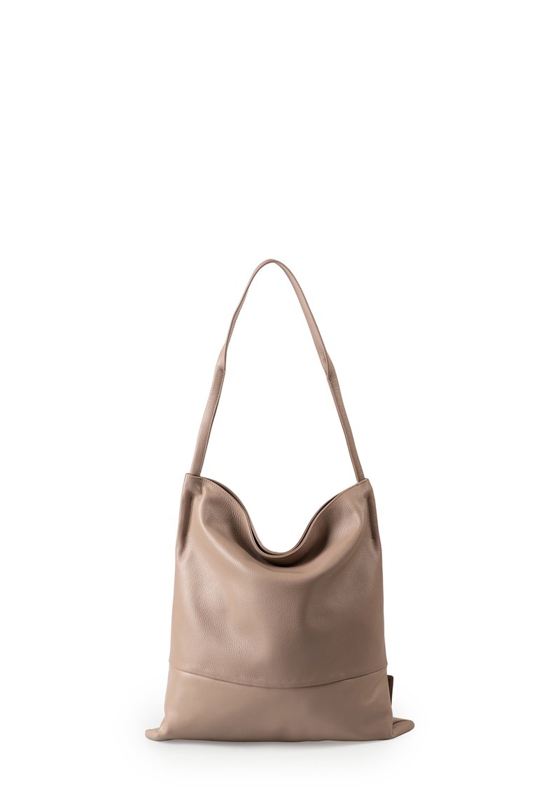Borsa tote in pelle morbida di colore beige chiaro, con design morbido, tracolla lunga e texture liscia con hardware minimale.