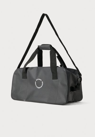 Borsa a duffel grigia realizzata in materiale resistente, con manici doppi, una tracolla removibile e un design circolare del logo su un lato.