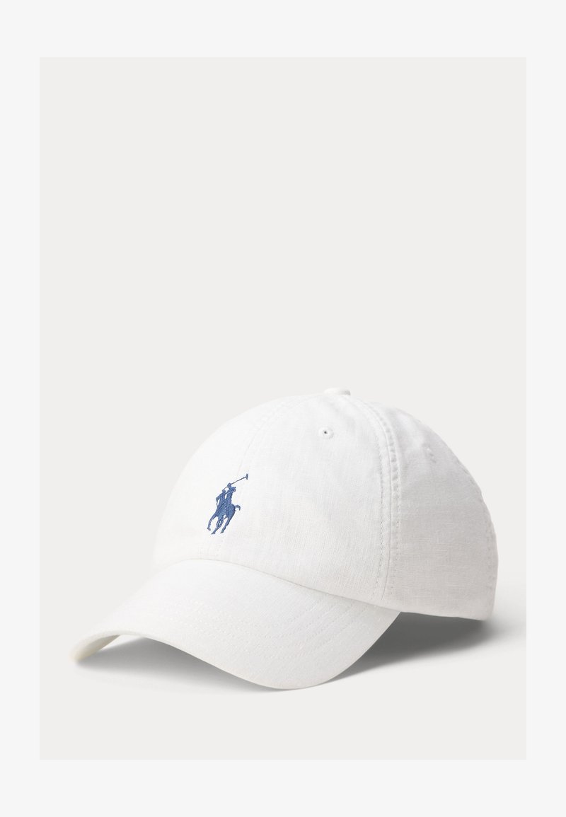 Λευκό καπέλο μπέιζμπολ με μπλε κεντημένο λογότυπο παίκτη πόλο στο μπροστινό μέρος, με ραμμένα πάνελ και οπές αερισμού.