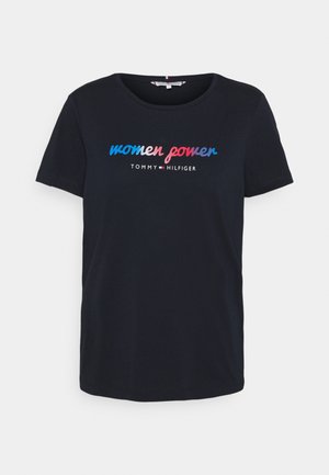 Navyblauwe katoenen T-shirt met ronde hals, korte mouwen en de tekst "women power" in een gradiënt van rood en blauw met het "TOMMY HILFIGER" logo eronder.