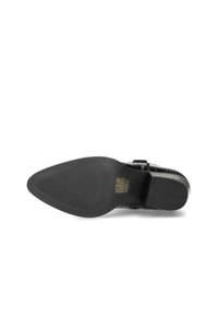 Zapato de piel sintética negra con punta afilada, superficie texturizada y suela de goma plana; presenta un diseño minimalista y marcas en relieve.