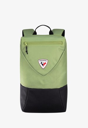Groene rugzak met een zwarte basis, voorzien van een voorvak met rits en een logo label. Gemaakt van duurzaam materiaal met verstelbare schouderbanden en een handvat aan de bovenkant.