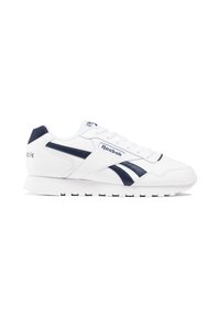 Baskets Reebok blanches avec des rayures bleu marine, une semelle basse et des lacets, présentées en profil droit sur un fond blanc.