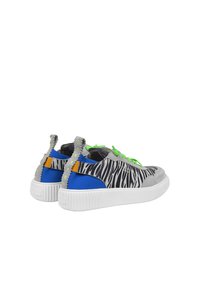 Sneaker con un motivo zebra, tessuto grigio e blu, lacci verde brillante e accenti testurizzati. Suola in gomma bianca con un design rigato.