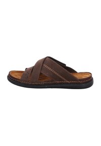 Sandale en cuir marron avec des sangles croisées, des accents perforés et une semelle intérieure rembourrée. Détails surpiqués sur une semelle en caoutchouc noire.