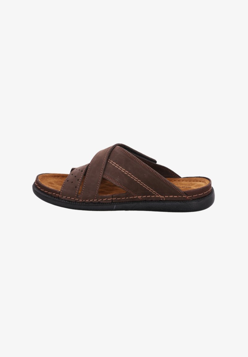 Sandale en cuir marron avec des sangles croisées, des accents perforés et une semelle intérieure rembourrée. Détails surpiqués sur une semelle en caoutchouc noire.