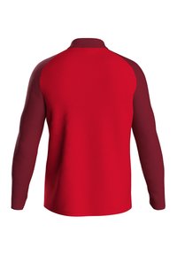 Rode langermige shirt met een contrasterend donkerrood raglanontwerp. Glad textuur en eenvoudige kraag. Geen zichtbare logo's of patronen.