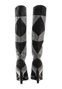 Stivali sopra il ginocchio in bianco e nero con una trama a motivi geometrici, realizzati in tessuto testurizzato e dotati di un tacco a stiletto.