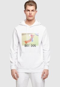 Fehér kapucnis pulóver, amelyen egy rajzos hot dog grafika látható az "HOT DOG" felirattal alatta. Az anyag lágynek tűnik, elöl zsebes, kenguruzsebes kialakítással.