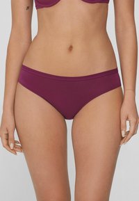 Burgundské bikiny s hladkým, elastickým pasem a středním pokrytím. Vyrobeno z měkkého, elastického materiálu.