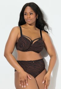 Bruine zebra print bh met zwarte bandjes en gerimpelde randen, gecombineerd met bijpassende high-waisted slips. Glad materiaal, subtiele gouden hardware details.