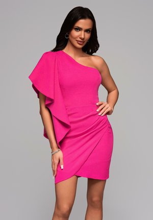 Fuchsia enaxlad klänning med en flödande ärm, figursydd midja och draperade detaljer, tillverkad av ett smidigt tyg. Ett enkelt armband bärs.