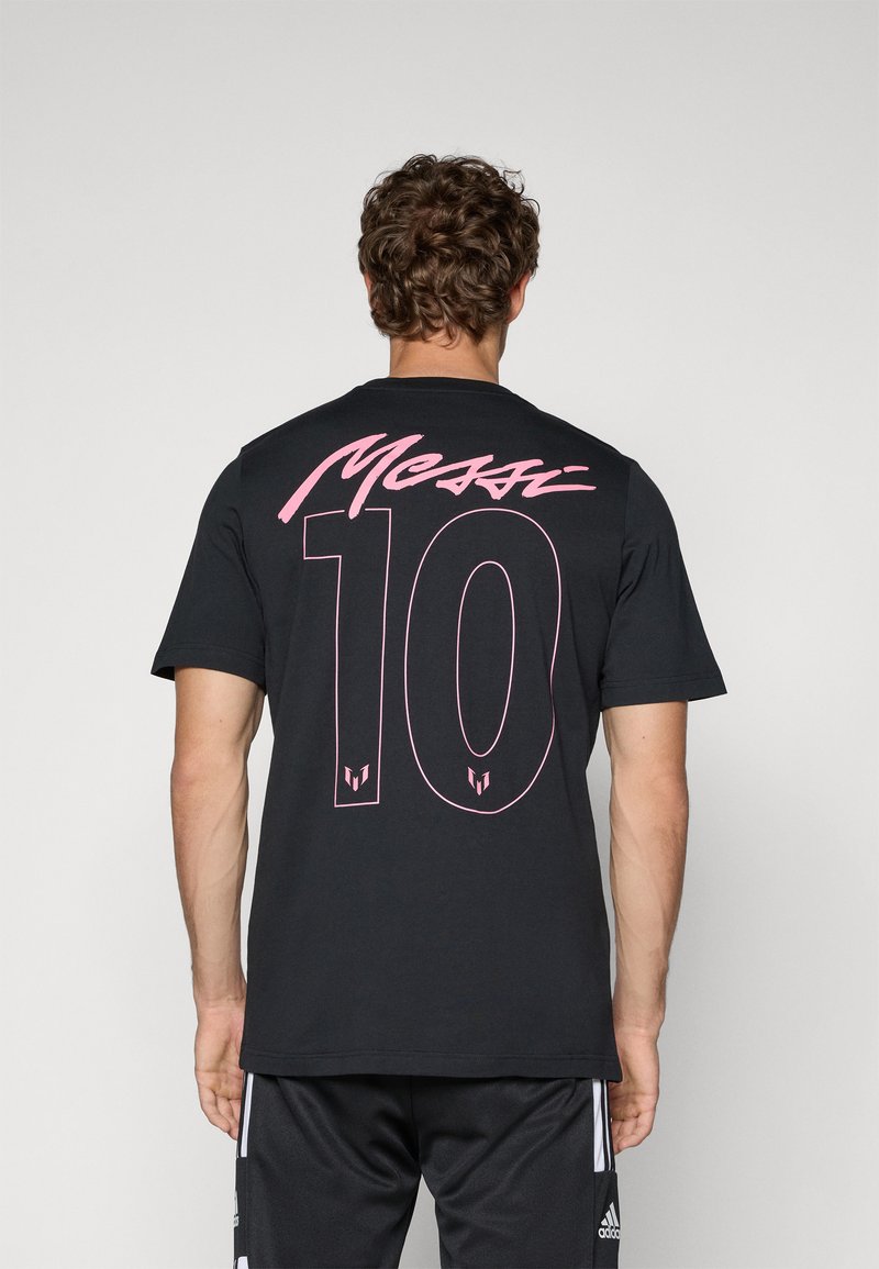 Sort bomulds T-shirt med korte ærmer. Har "Messi" i pink kursiv og "10" i stor pink skrift på ryggen.
