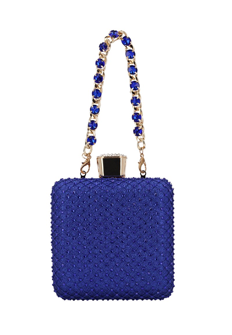 Modrý psaníčko z flitrů se čtvercovým tvarem. Má zlatý řetízkový popruh s modrými detaily a krystalovou ozdobu na zapínání.