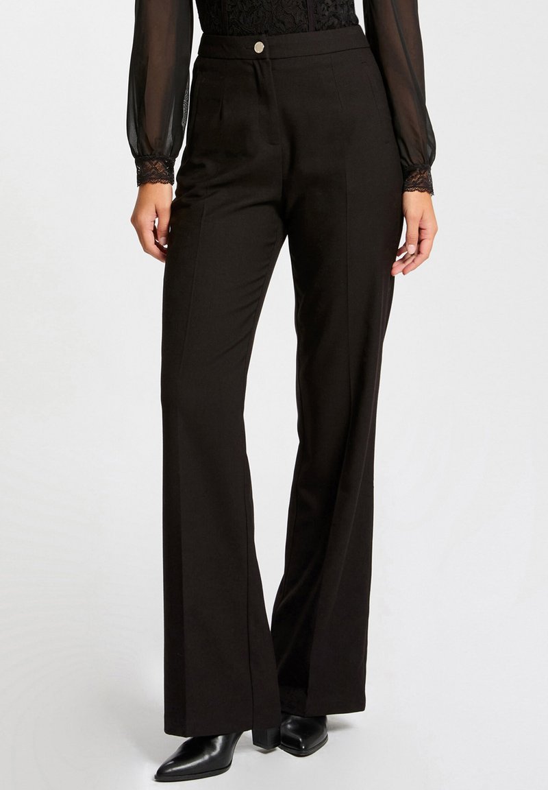 Pantalons noirs taille haute avec un design à jambe large. Fabriqués dans un tissu lisse, avec une fermeture à bouton sur le devant et des poches latérales.