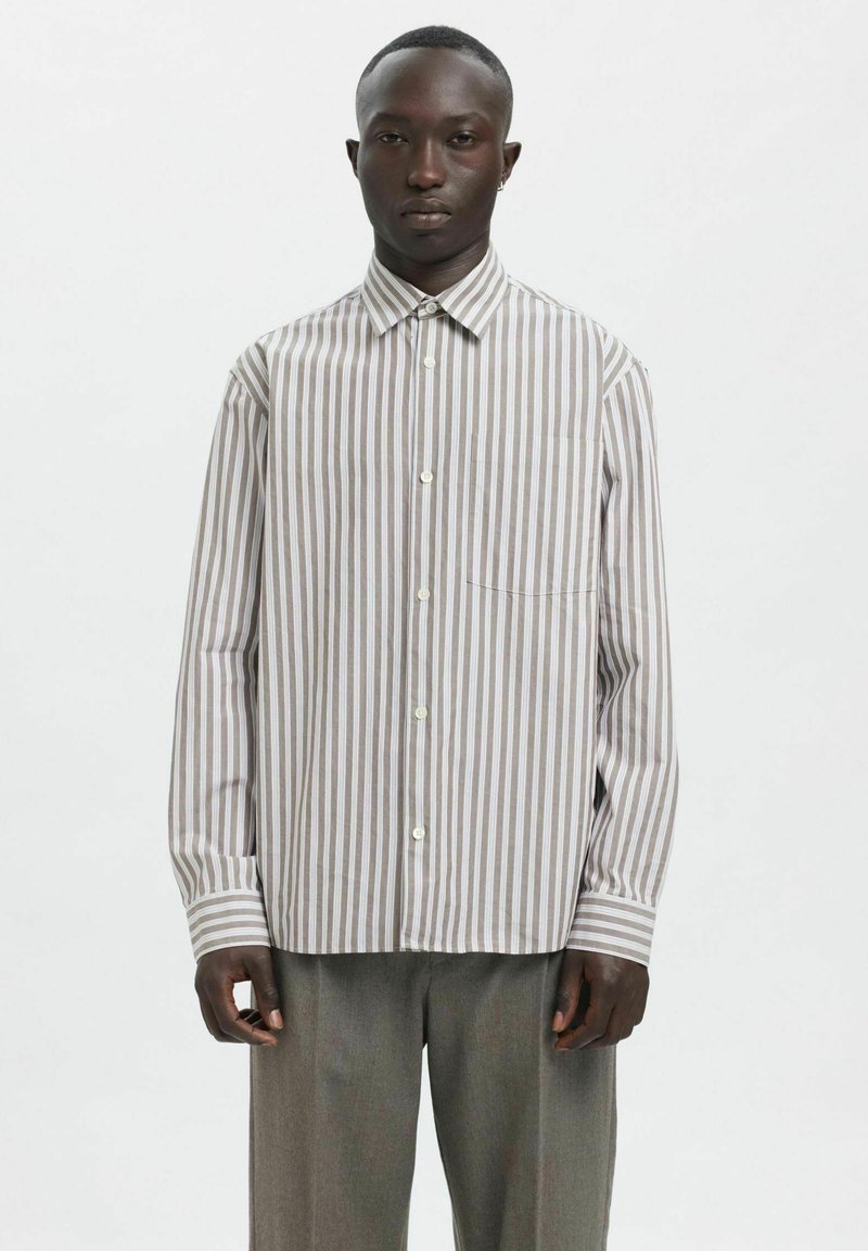 Stripete skjorte med knapper i lys beige og mørk brun med krage, enkelt brystlomme og lange ermer. Glatt stoff med avslappet passform.