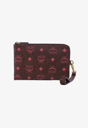 Braccialetto in pelle marrone con loghi MCM rosa e forme a diamante, chiusura a zip sulla parte superiore e cinturino in pelle removibile con fibbia dorata.