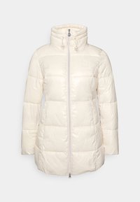 Giubbotto imbottito trapuntato color crema con alto colletto, zip frontale, tasche laterali e logo EA7 discreto sul lato sinistro del petto.