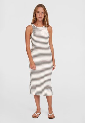 Vestido midi de punto a rayas en crema y marrón, con escote redondeado, silueta ajustada y detalle de marca minimalista en el pecho.