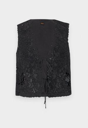 Μαύρο αμάνικο γιλέκο με επικάλυψη φλοράλ δαντέλας, βαθύ V-λαιμό και μπροστινά κλεισίματα με κορδόνι σε μονόχρωμο φόντο.