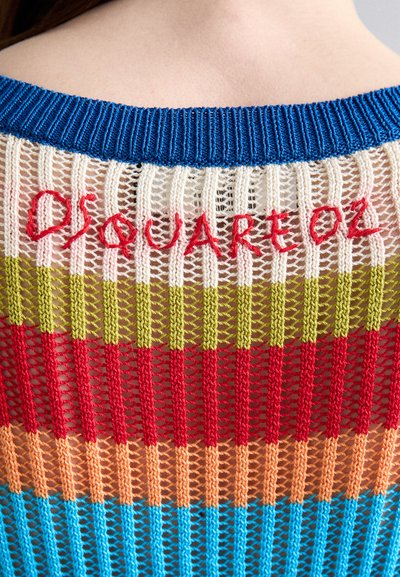 Bunter gestrickter Pullover mit einem blauen Halsausschnitt, der Netzmuster in Rot, Grün und Creme aufweist. "DSQUAREOZ" ist auf der Rückseite gestickt.
