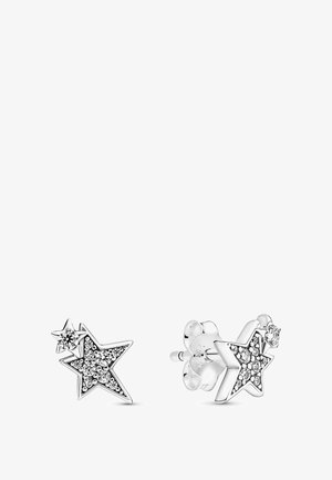 Pendientes en forma de estrella plateada, con una estrella más grande y otra más pequeña. Ambas están adornadas con múltiples cristales transparentes para un brillo adicional.