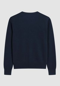 Maglione a maglia blu navy con maniche lunghe, scollo rotondo e orli e polsini a coste. Texture liscia senza pattern o dettagli in metallo.