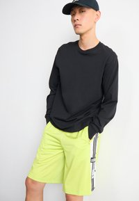 adidas Originals MEGABREAK - Treniņtērpa apakšdaļas - bahia glow