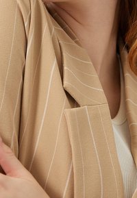 Stradivarius Pitkä takki - beige
