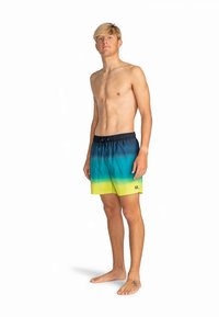Miesten uimashortsit sinisen ja vihreän liukuvärissä, joissa on kiristysnauhavyötärö ja edessä logopilkku. Kevyt, nopeasti kuivuva materiaali.