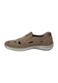 Beige slip-on kengät, joissa on rei'itetty muotoilu, pehmeää nahkaa, kontrastivärisiä ruskeita yksityiskohtia ja pyöreä kumipohja.