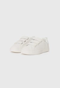 Hvide sneakers med en glat syntetisk overdel, dobbelte velcro-remme, rund tå og en tekstureret gummisål.