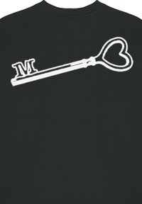 Abbigliamento nero con un design di una chiave ricamata in bianco, con una forma a cuore alla fine e la lettera "M" incorporata nel manico.