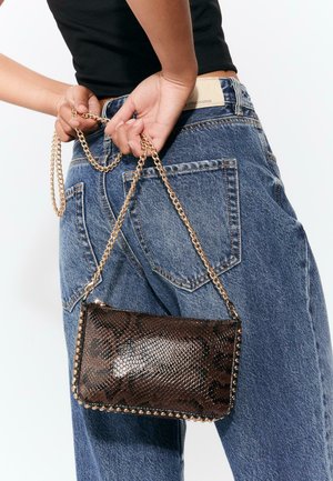 Tasche im Schlangenprint in dunkelbraun mit strukturiertem Design, goldfarbener Kette und Nieten-Details entlang der Kanten.