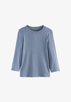 Langärmliges, hellblaues, geripptes Shirt mit rundem Ausschnitt, flach auf einem weißen Hintergrund präsentiert.