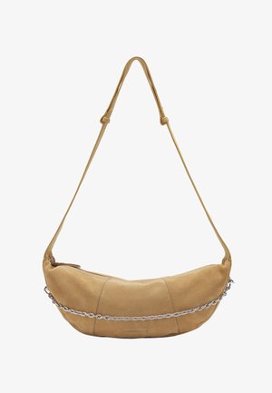 Ockerfarbene Wildleder-Schultertasche mit geschwungener Form, einem einzelnen langen Riemen und einem silbernen Kettenakzent auf der Vorderseite. Reißverschluss an der Seite.