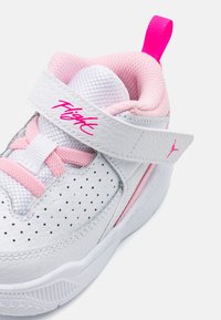 Bílé sportovní boty s růžovými akcenty, vyrobené z perforované kůže, s síťovaným jazykem, suchým zipem a gumovou podrážkou. Výrazné logo "Flight".
