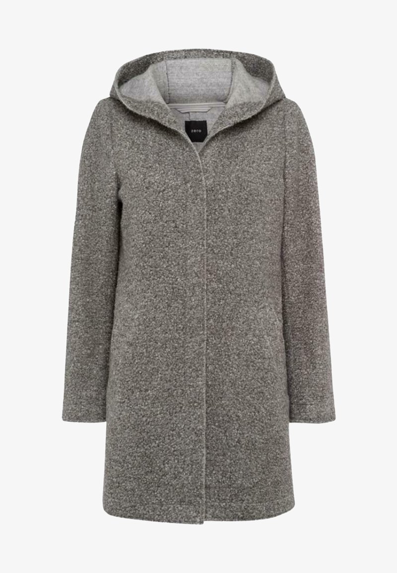 Manteau en laine gris texturé avec capuche, ouverture frontale et manches longues. Tissu doux et design minimaliste sans fermetures visibles.