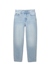 Jean bleu clair taille haute à jambes droites avec bouton avant, fermeture éclair, deux poches avant et passants de ceinture sur fond blanc.