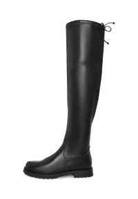 Bota de cuero negra hasta la rodilla con punta redondeada, suela baja de tacos y cordón ajustable en la parte superior trasera.