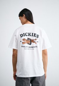 Dickies CHINCOTEAGUE ISLAND TEE - Apdrukāts T-krekls - white