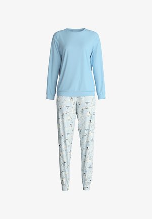 Haut à manches longues bleu clair avec un col rond, associé à un pantalon de pyjama à motifs comportant des chiens et des paysages sur un fond bleu clair.