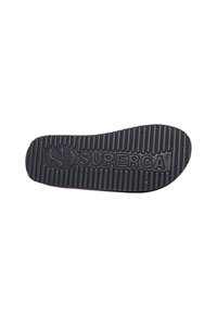 Suola di scarpa in gomma nera con scanalature verticali e orizzontali, con il marchio "SUPERGA" impresso al centro.