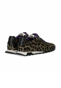Sneakers con stampa leopardata realizzati in materiale peloso testurizzato, con dettagli neri sul tallone e lacci viola. Suola intermedia bianca e suola esterna in gomma nera.