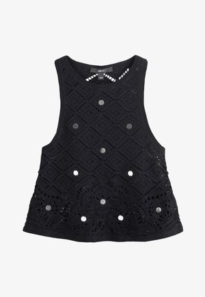 Zwarte gehaakte mouwloze top met geometrische en bloemmotieven en kleine ronde metalen versieringen aan de voorkant.