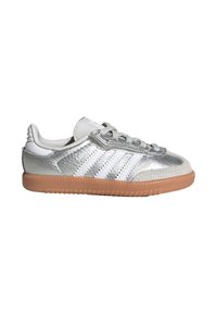 Sølv læder sneaker med hvide striber, grå snørebånd, beige ruskindsål og gummisål på hvid baggrund.