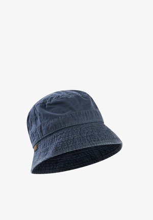 Granatowy bawełniany kapelusz typu bucket z przeszywanym rondem i małą brązową metką z logo z boku, na białym tle.