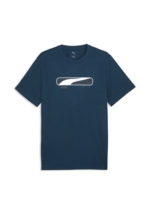 T-shirt Puma blu navy a maniche corte con collo arrotondato e logo Puma bianco all’interno di una grafica rettangolare sul petto.