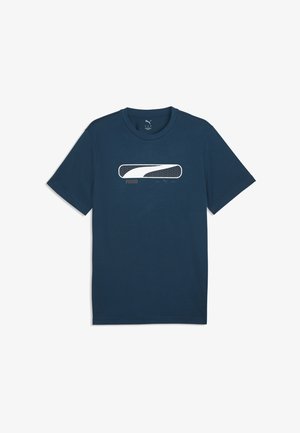 Granatowy t-shirt Puma z krótkim rękawem, zaokrąglonym dekoltem i białym logo Puma wewnątrz prostokątnej grafiki na piersi.